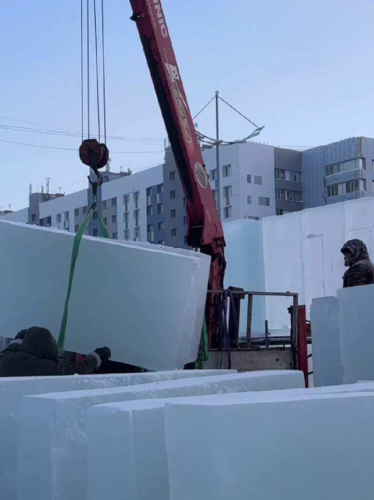 Ледовый городок с огромным катком строят на главной площади Нового Уренгоя