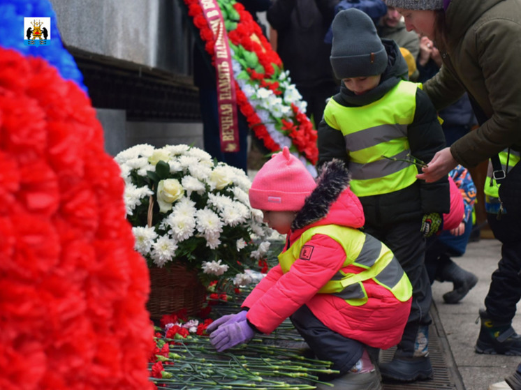 В новгородском кремле прошел митинг в честь Дня Неизвестного солдата