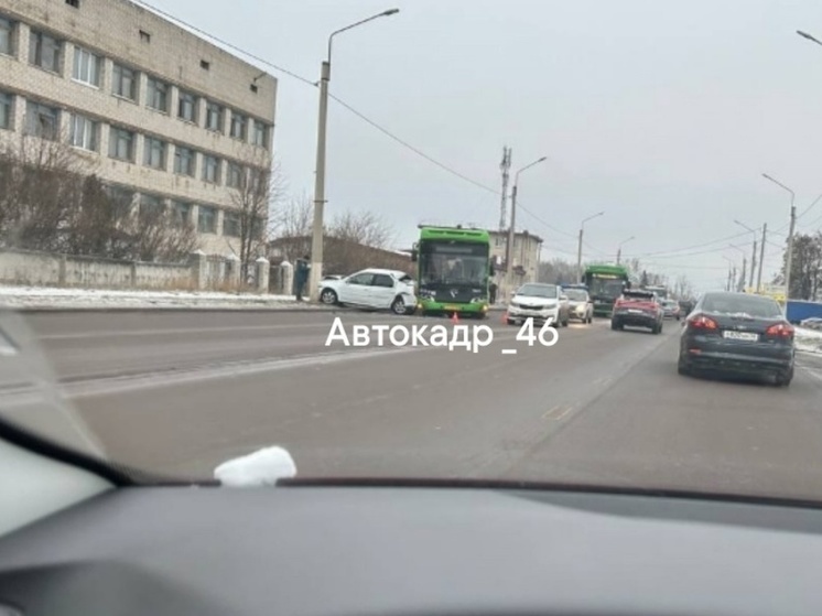 В Курске на Дериглазова легковушка столкнулась с автобусом и влетела в столб