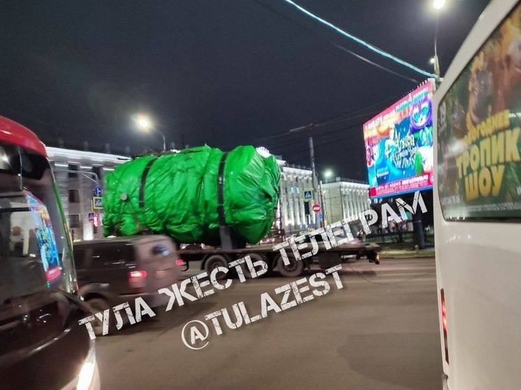 В центре Тулы тягач с негабаритным грузом повредил трамвайные провода