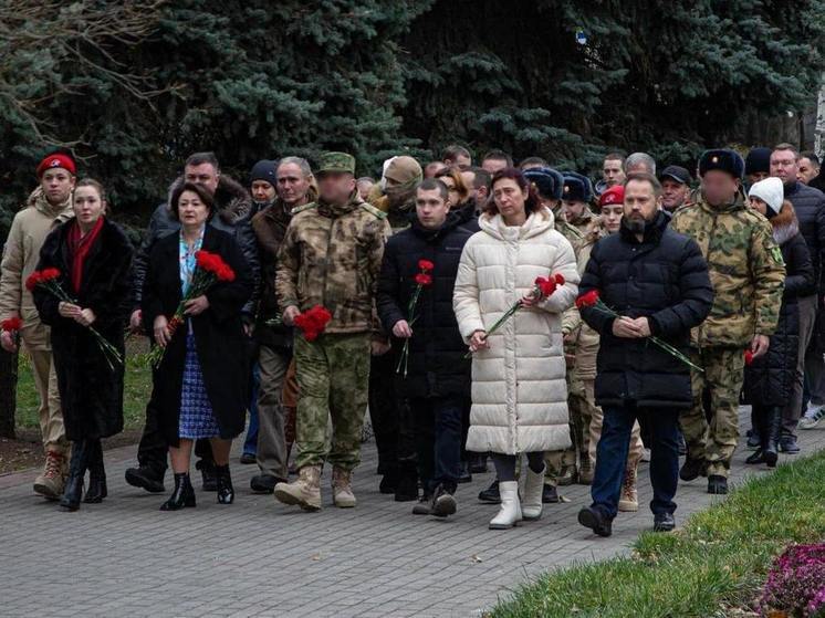 В Мелитополе в День Неизвестного Солдата возложили цветы к Вечному огню