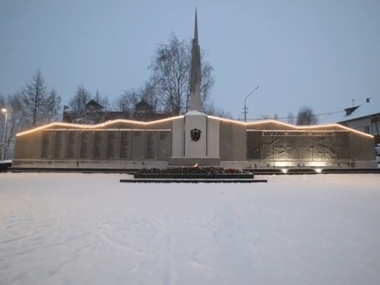 Обновленный мемориальный комплекс с танком и Вечным огнем открыли в Тарко-Сале