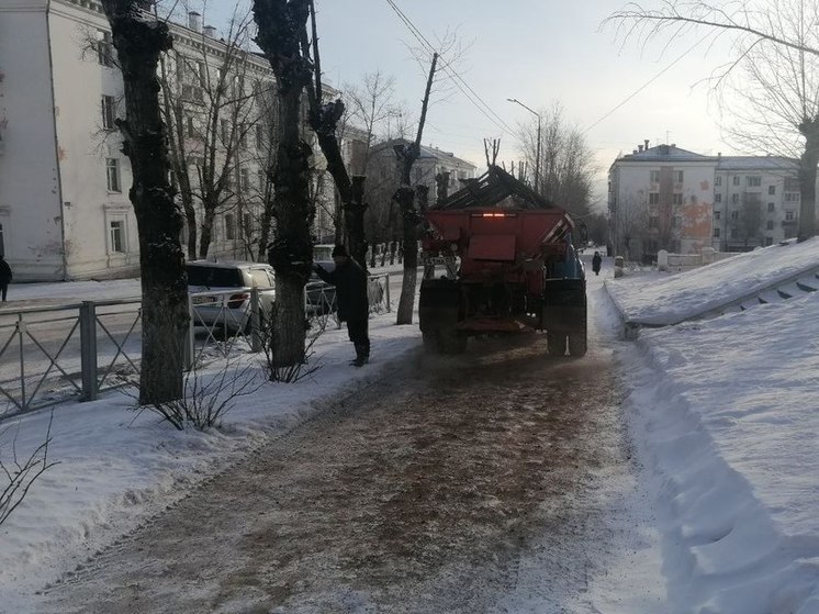 Коммунальные службы Улан-Удэ продолжают борьбу с гололедом