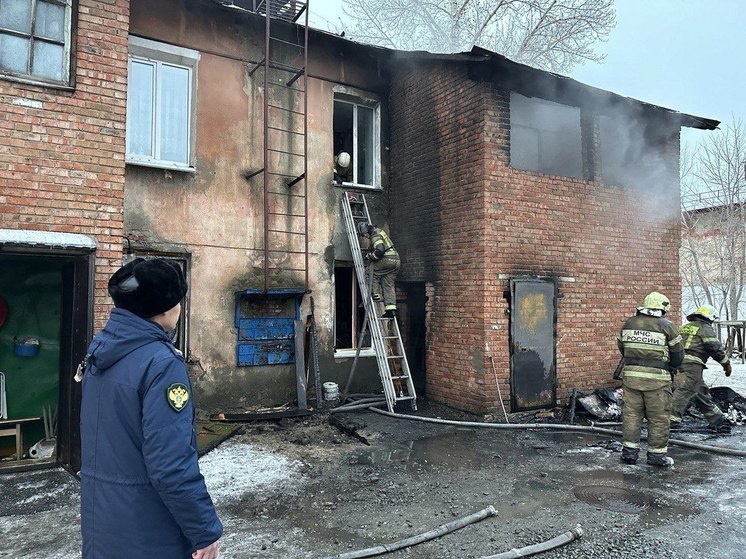 Женщина погибла на пожаре в двухэтажке в Омске