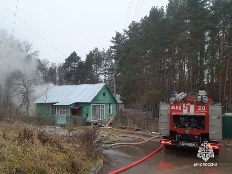 Заброшенный дом обгорел в тульском Заполярье