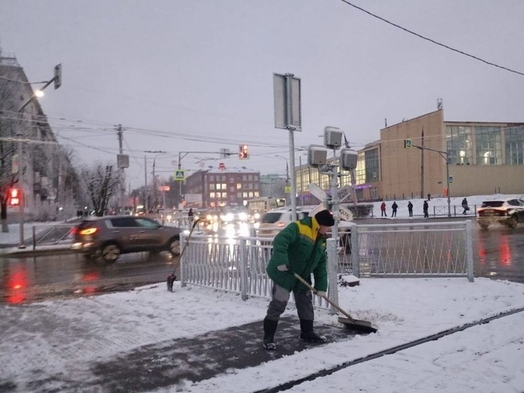 Владимир убирают после снегопада