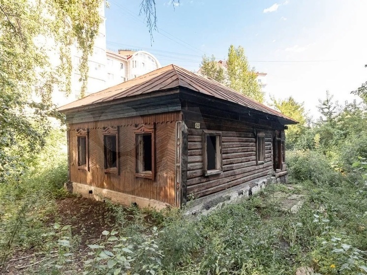 В центре Барнаула очень дорого продают заброшенную избу, окруженную высотками