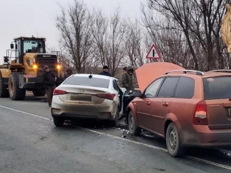 В ДТП с погрузчиком попали два автомобиля с четырьмя гражданами