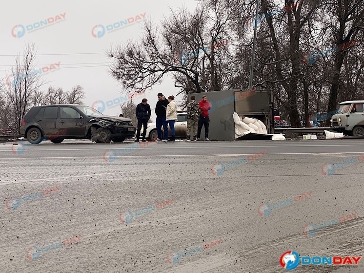 В Ростовской области на трассе перевернулась фура с сахаром