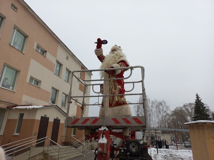 Любимый всеми зимний праздник Новый год еще на подходе, а чудеса уже стучатся многим в окошко. 4 декабря, в День написания писем Деду Морозу, к маленьким пациентам Пензенской областной детской клинической больницы им. Н.Ф. Филатова прибыл Дедушка Мороз.