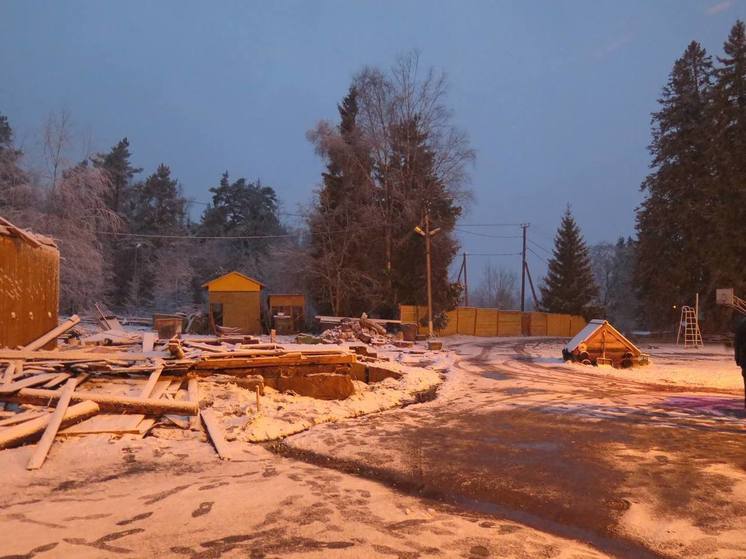 В Приозерском районе при сносе здания столовой погиб рабочий