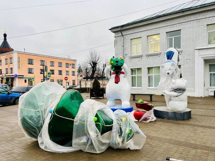 Лугу начали готовить к Новому году, но новых украшений не закупили