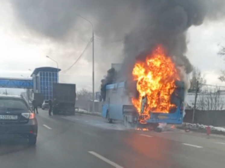 Автобус полностью выгорел на Ленинградском шоссе в Химках