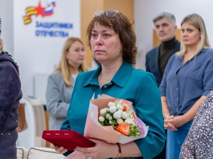 В Салехарде супруге погибшего на СВО стрелка передали его орден Мужества