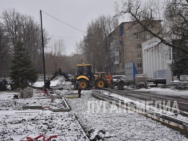 В Антраците восстанавливают главный городской сквер