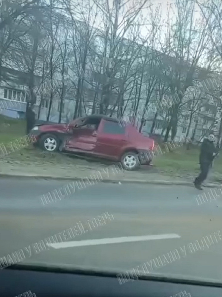 После мощного удара иномарка вылетела с дороги в Твери