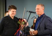Скрипач-виртуоз Петр Лундстрем сообщает, что "совершенно неожиданно для себя получил из рук губернатора Херсонской области Владимира Сальдо медаль ордена «За заслуги перед Херсонской областью»"