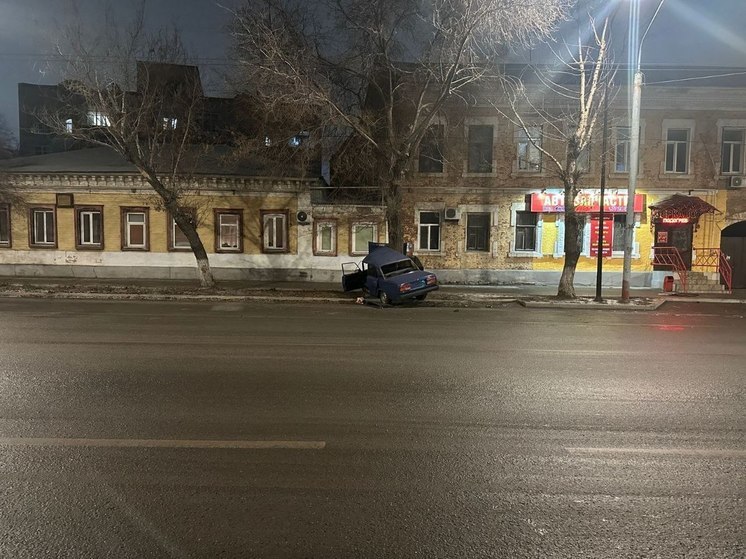 В Оренбурге автомобиль врезался в дерево