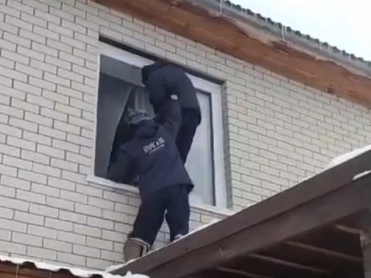 В Барнауле спасатели помогли маленькой девочке, оставшейся в закрытом доме