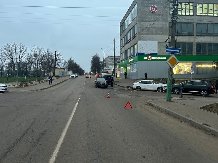 Во Мценске в тройном ДТП пострадали два человека