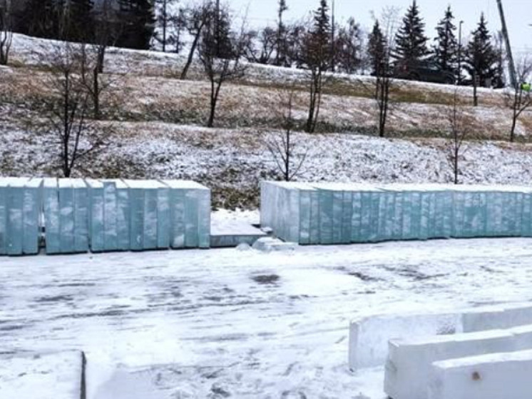 На Центральную набережную Красноярска завезли тысячу ледяных блоков