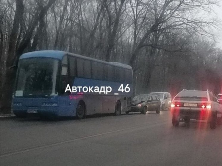 В Курске на Сумской столкнулись легковушка и туристический автобус