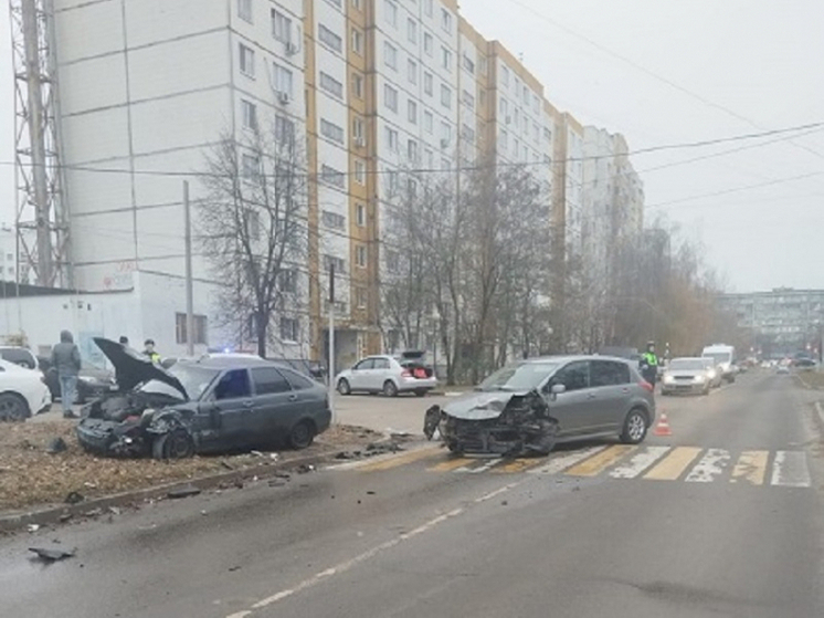 В Белгороде в ДТП попали «Ниcсан» и «Лада»: оба водителя пострадали