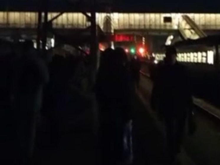 В Лобне пассажиры утром встречали поезда в темноте