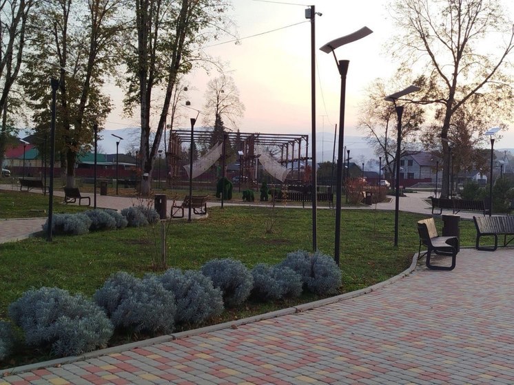 В Апшеронском районе благоустроили парк у озера по нацпроекту