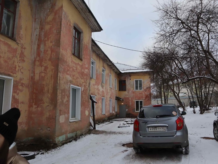 В подвале кировского дома вода по пояс и плесень на стенах до второго этажа