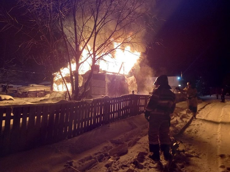 В Поронайске десять часов тушили пожар в жилом доме