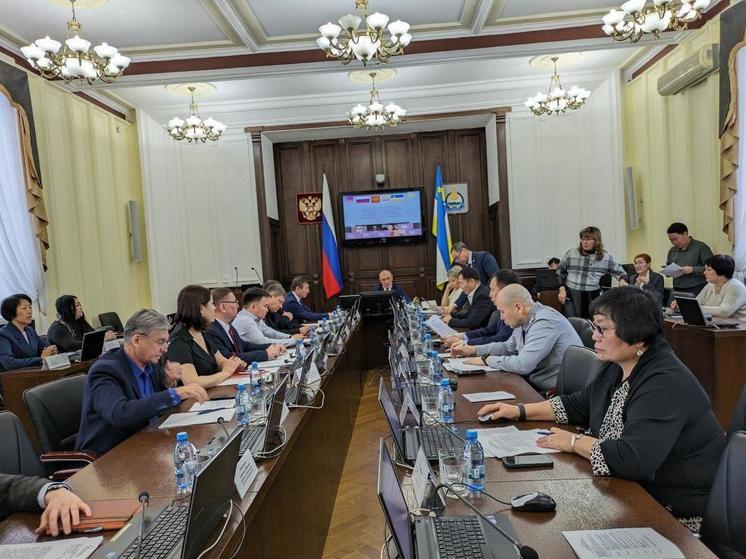 В Народном Хурале Республики Бурятия прошел круглый стол, посвященный профилактике правонарушений. Участники круглого стола, представители законодательной и исполнительной властей региона, органы МСУ и общественники обсудили вопросы безопасности граждан, предотвращение IT-преступлений и защиту детей. 