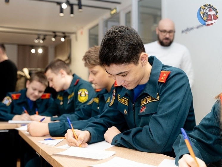 Кадеты Ноябрьска написали письма с новогодними поздравлениями для бойцов СВО