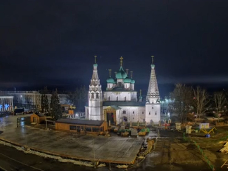 В Ярославле начали заливать каток на Советской площади
