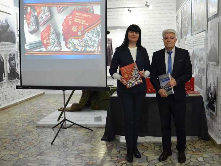 Сороковой том Книги Памяти Саратовской области подарили музею Энгельса: в издании опубликован список погибших участников СВО