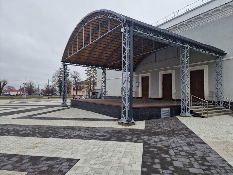 В станице Новопокровской обновили центральную площадь по нацпроекту