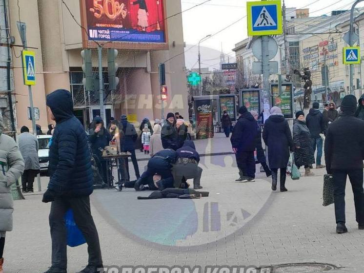 В Пензе у ЦУМа полицейские задержали молодую девушку