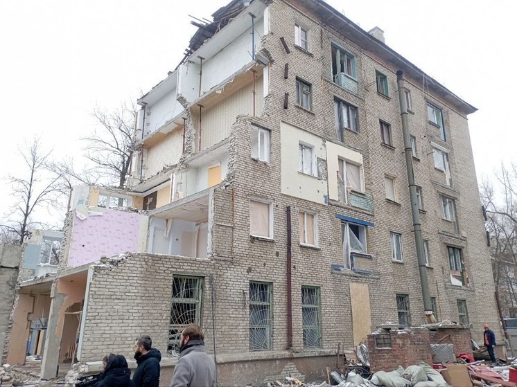 В Луганске восстанавливают пострадавший от ракетного удара ВСУ многоквартирный дом