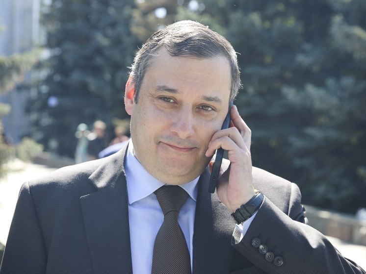 Песков назвал Александра Хинштейна энергичным и талантливым человеком