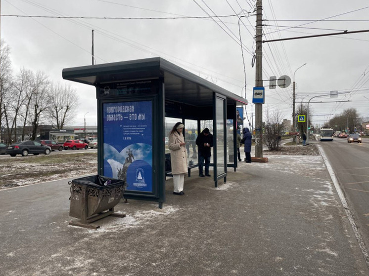 На трех улицах Великого Новгорода обновили остановочные павильоны