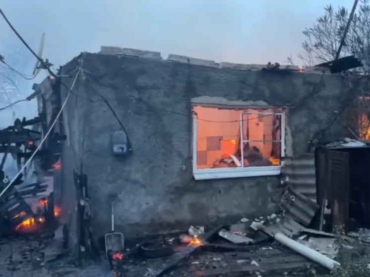 Пожар уничтожил четырехквартирный дом в Красносулинском районе