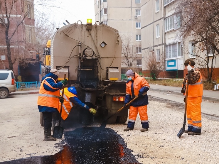 В липецких дворах латают ямы. Асфальт ложится и при небольшом минусе