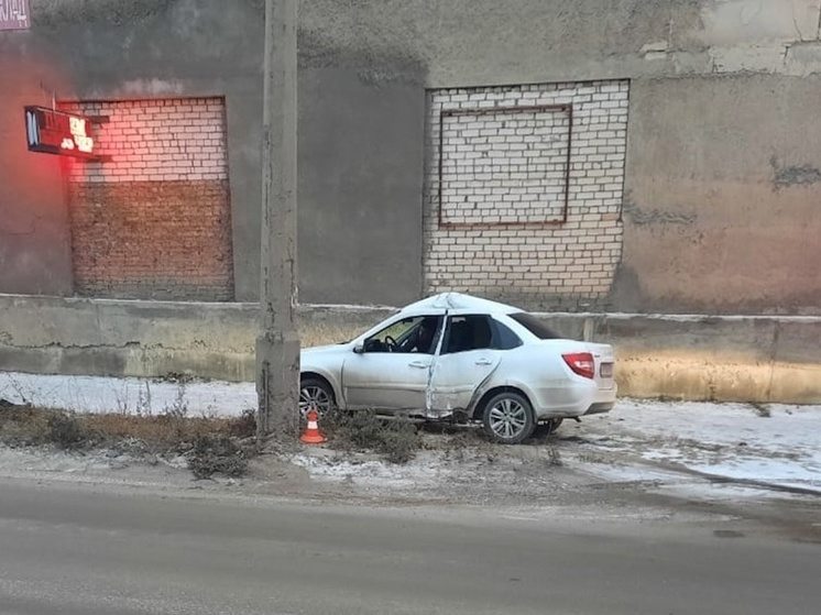 На западе Волгограда «Лада Гранта» влетела в столб, пострадала пассажирка