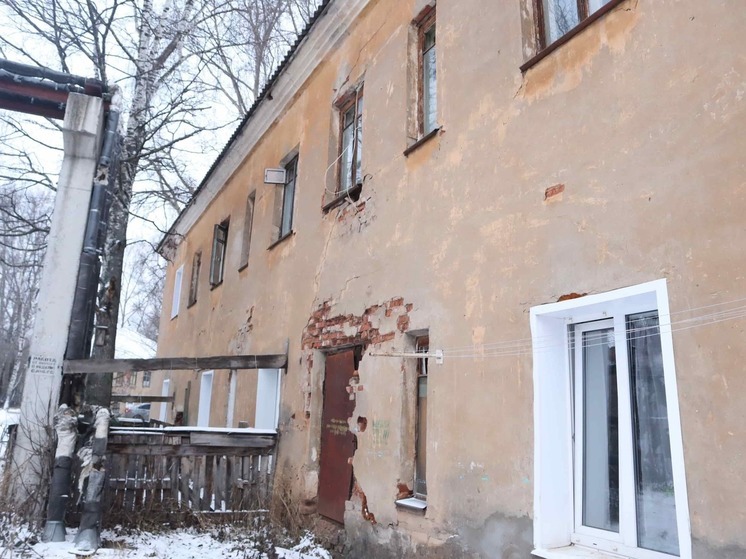 Жители аварийного дома в Кирове полмесяца самостоятельно латают дыру в крыше