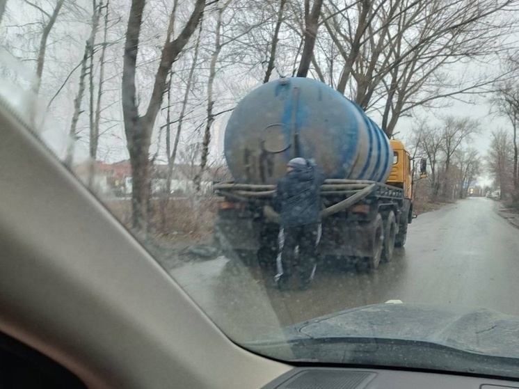 В Ростове-на-Дону ассенизаторы сливают нечистоты в ливневку на Малиновского