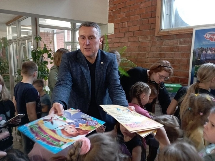 Мэр Великого Новгорода Александр Розбаум навестил в больнице маленьких пациентов