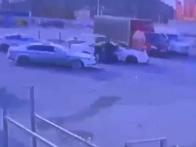 В Ростовской области автомобилист сбил инспектора ДТС, пытаясь скрыться