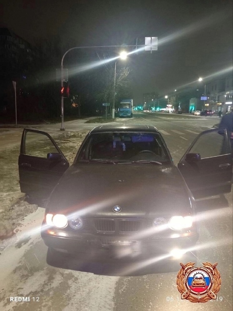 В Твери хозяин BMW при полицейских снял тонировку с автомобиля