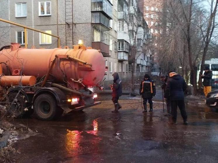  Дворы в центре Челябинска затопило из-за коммунальной аварии