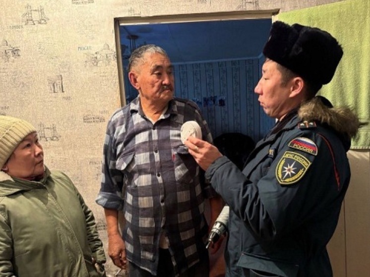 В домах жителей Калмыкии продолжают установку пожарных извещателей